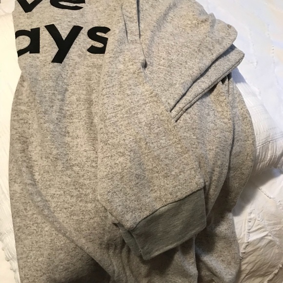 Last๐ฆNew๐โI love Fridaysโ soft top - Picture 5 of 7